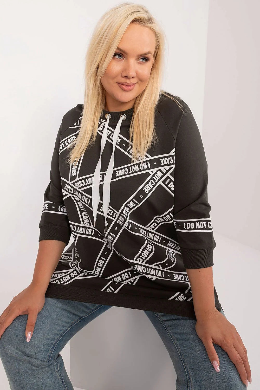 Sweatshirt femme loose fit capuche coton polyester motif géométrique bandes blanches I DO NOT CARE manches 3/4 finitions côtelées occasion décontractée style audacieux