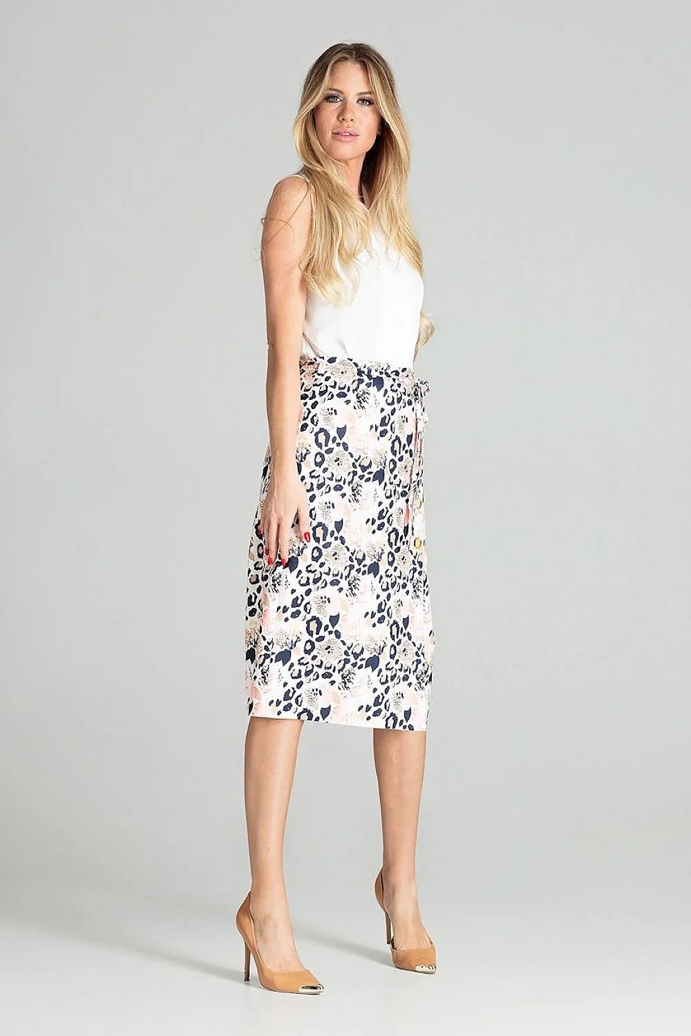 Jupe midi élégante en tissu léger bleu clair avec boutons dorés et ceinture nouée