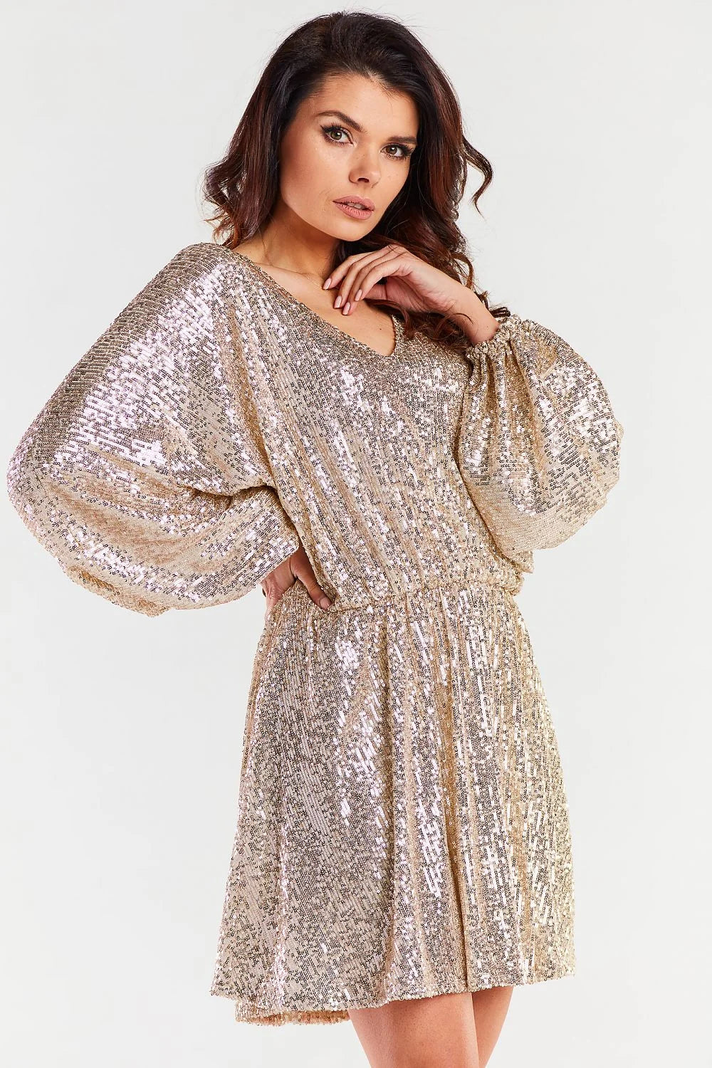 Robe de soirée élégante à paillettes rose métallisé manches longues bouffantes en V dos nu ajustée femme