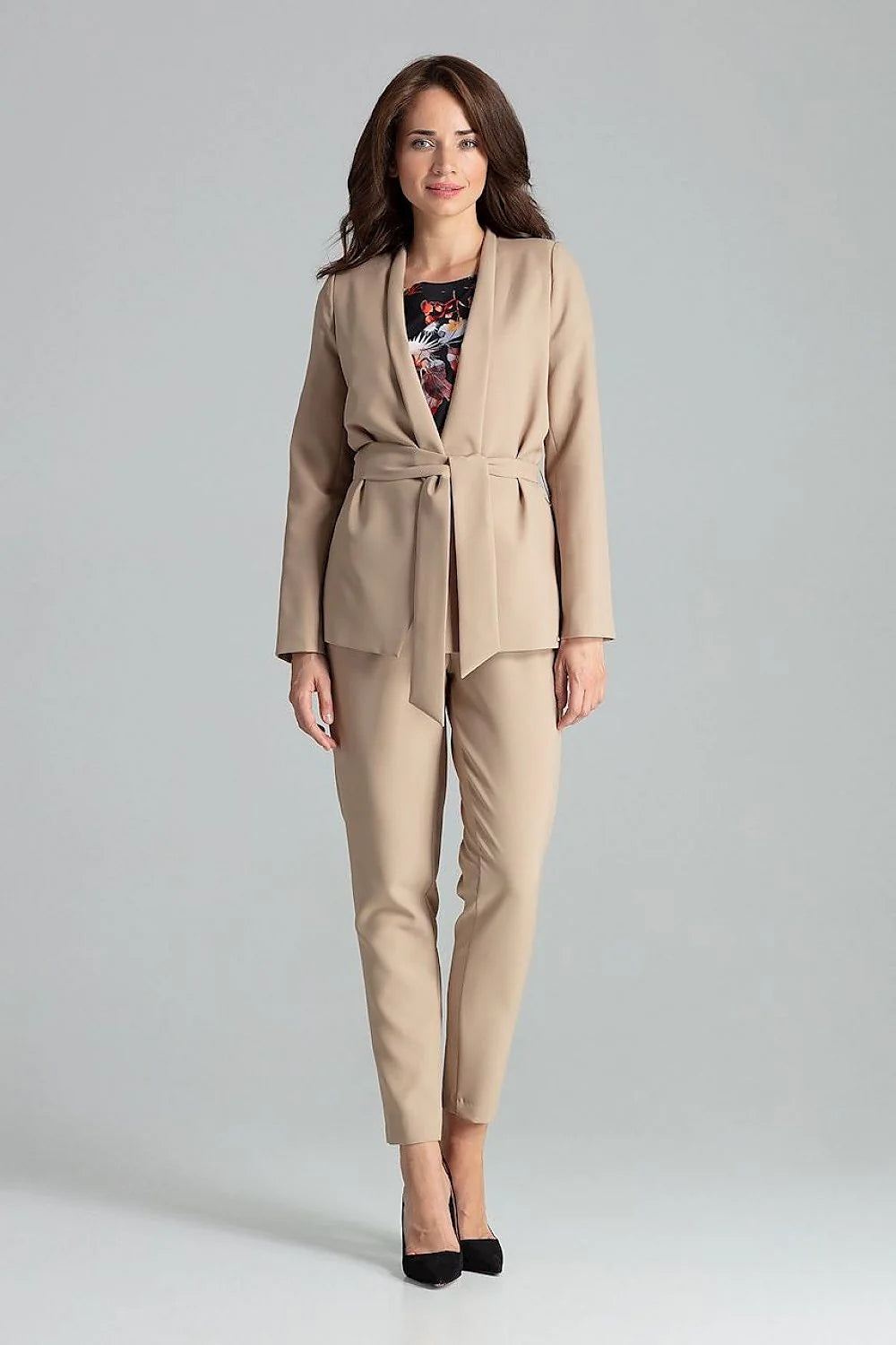 Ensemble tailleur femme polyester beige élégant ceinture ajustable style professionnel moderne pour occasions spéciales