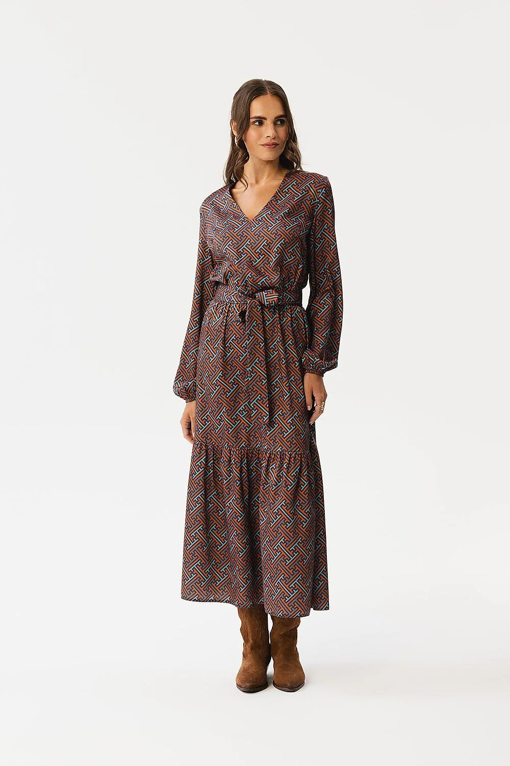 Robe longue femme motifs géométriques bleu rouge marron V-neck ceinture matière fluide élégance confort style bohème-chic occasions semi-formelles quotidiennes