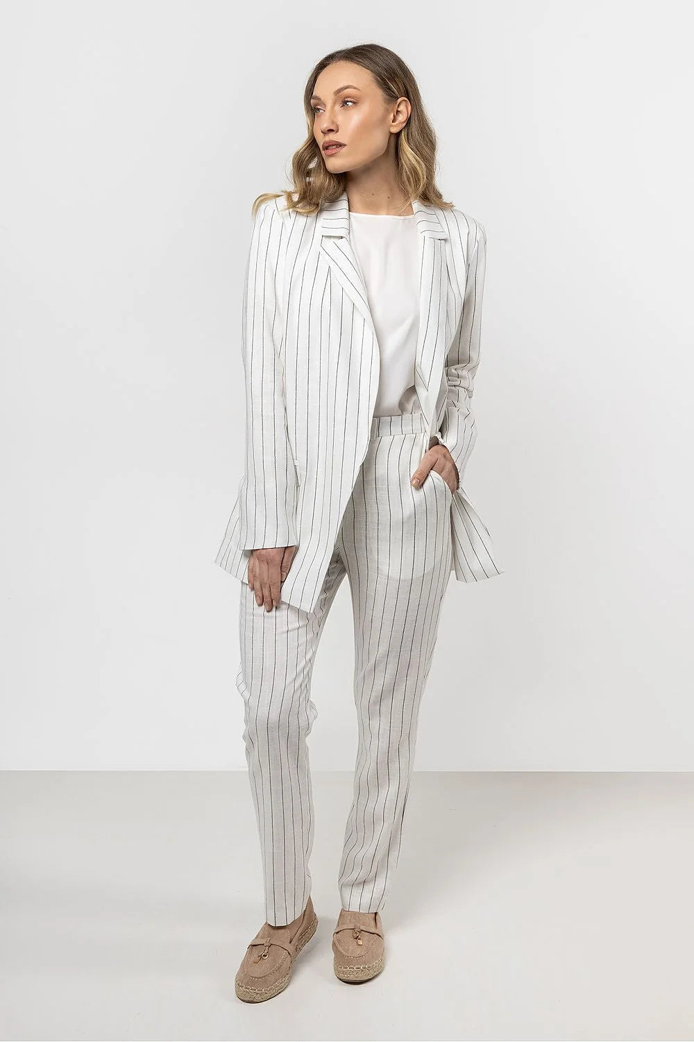 pantalon AWAMA lin viscose mélangé ajusté droit taille haute rayures verticales gris anthracite écru léger respirant élégant sophistiqué mi longueur
