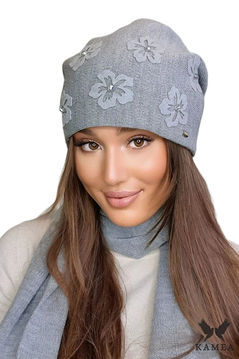 Bonnet féminin élégant hiver automne floral gris clair tissu doux ajusté tête avec écharpe assortie