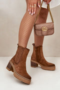 Bottines pour femmes en cuir suédé marron, style automne-hiver, talon bloc 5 cm, fermeture éclair, goussets élastiqués, design élégant et moderne, look sophistiqué et décontracté, idéales pour la ville ou les sorties
