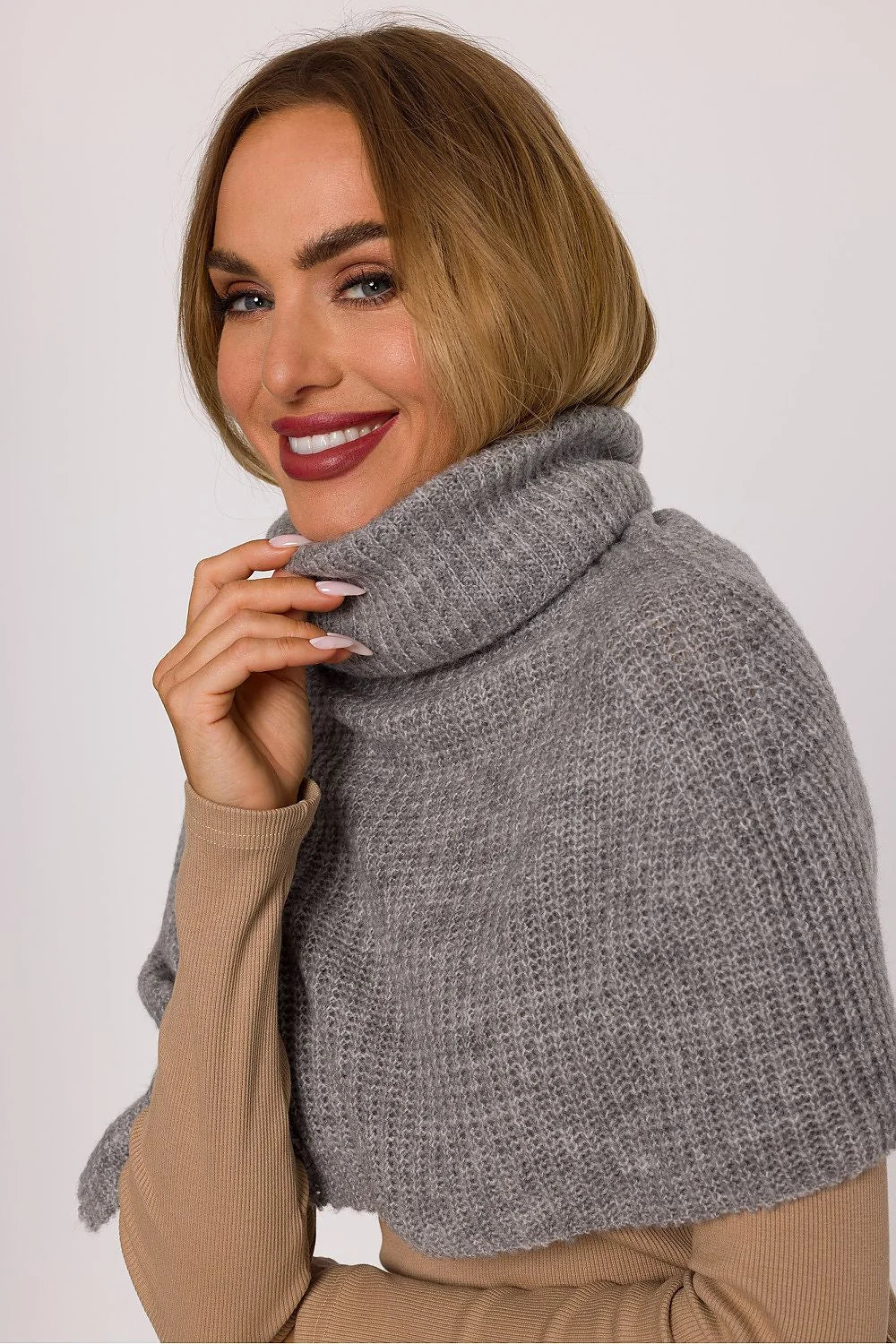 poncho court col cheminée gris chiné maille épaisse côtelée douce duveteuse chauffante épaules buste superposition hivernale casual chic fente