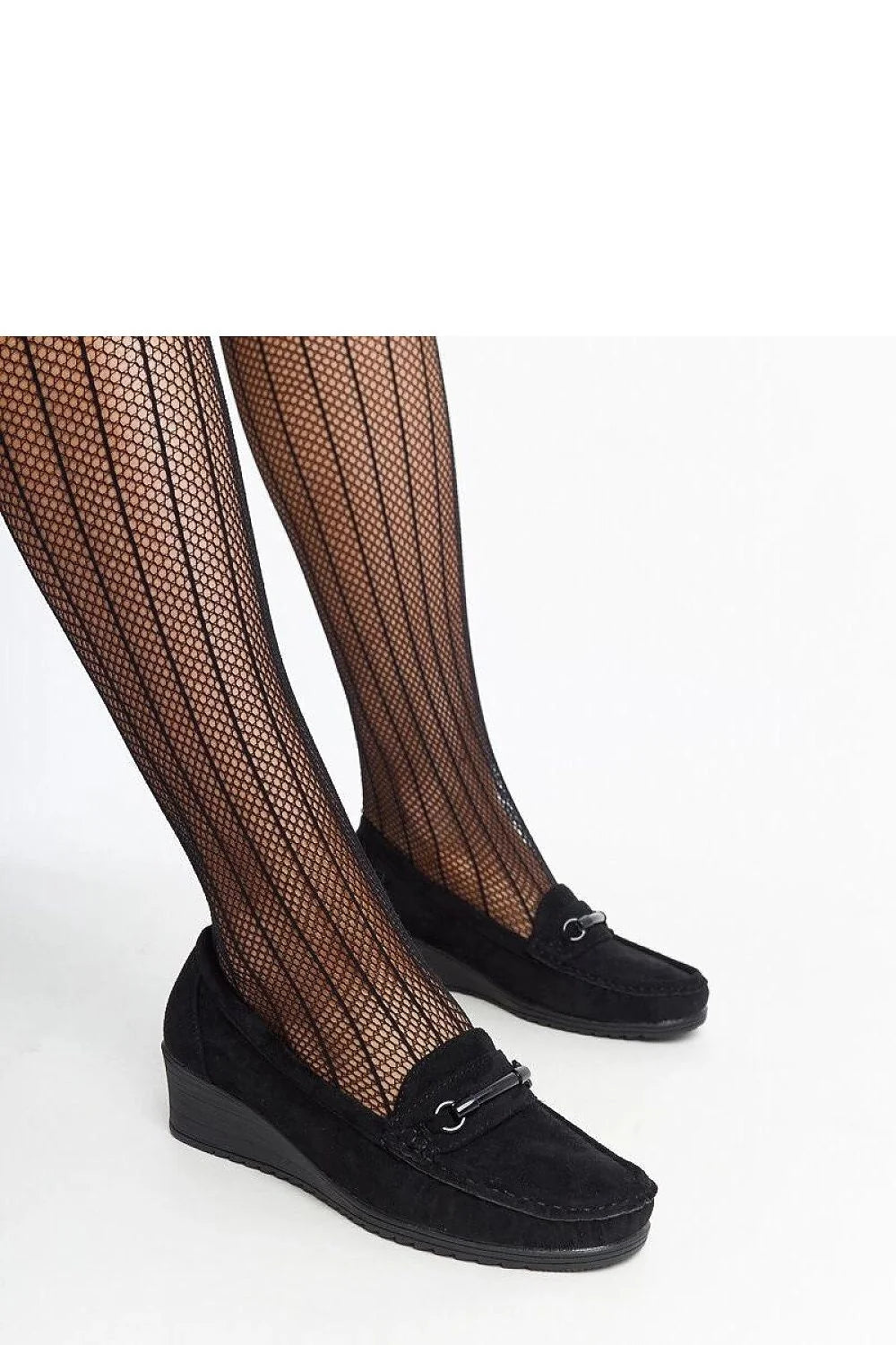 Mocassins femmes style classique noir cuir synthétique semelle compensée ornement métallique look élégant confortable tendance