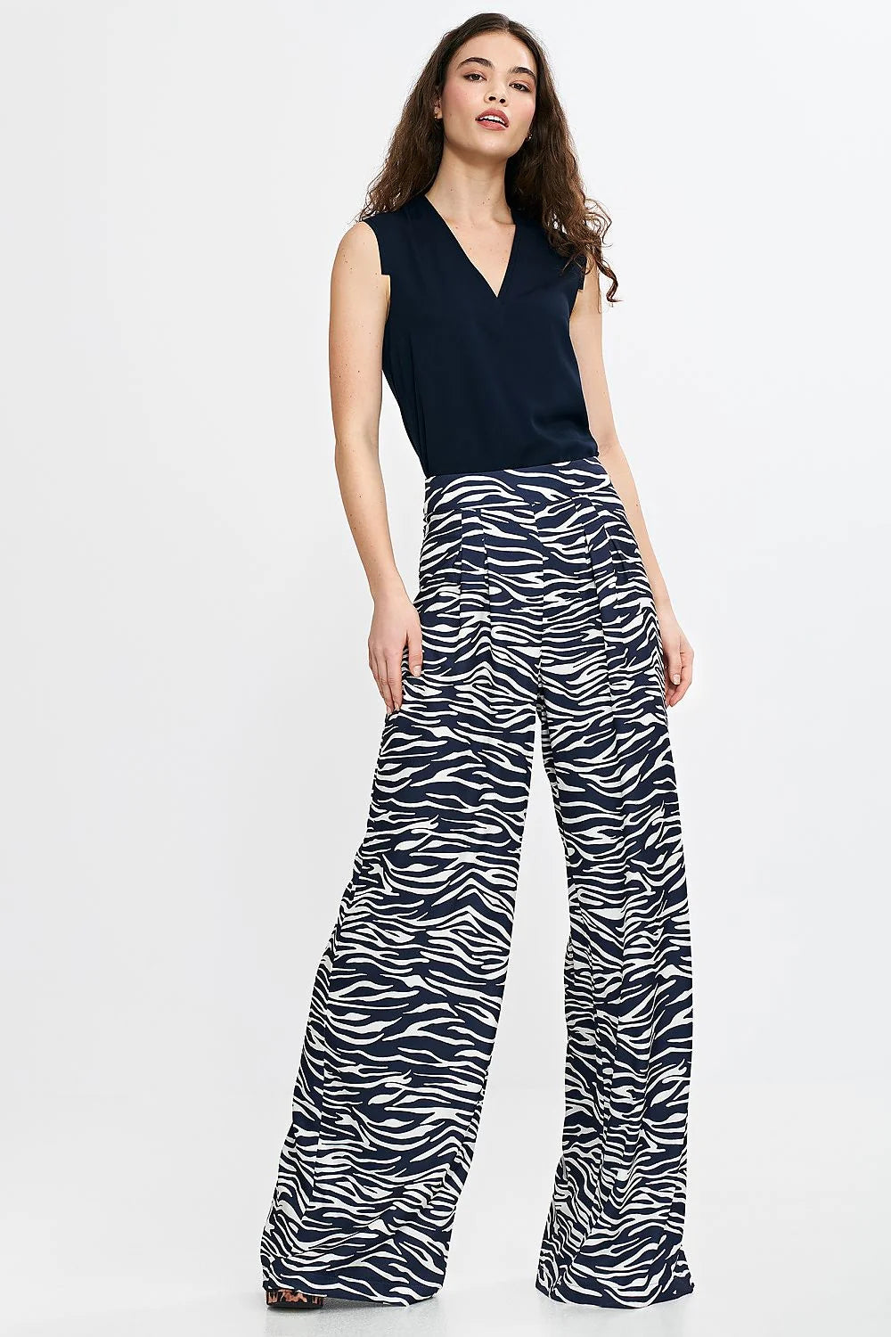 Tenue féminine élégante sans manches décolleté V bas à rayures zèbre matière légère viscose polyester