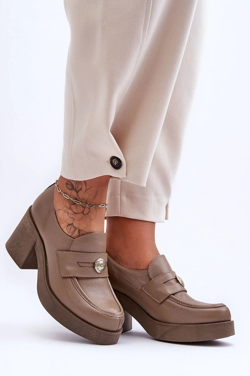 Mocassins classiques élégants pour femmes couleur taupe cuir synthétique talon carré 5 cm décoration métallique occasion professionnelle habillé