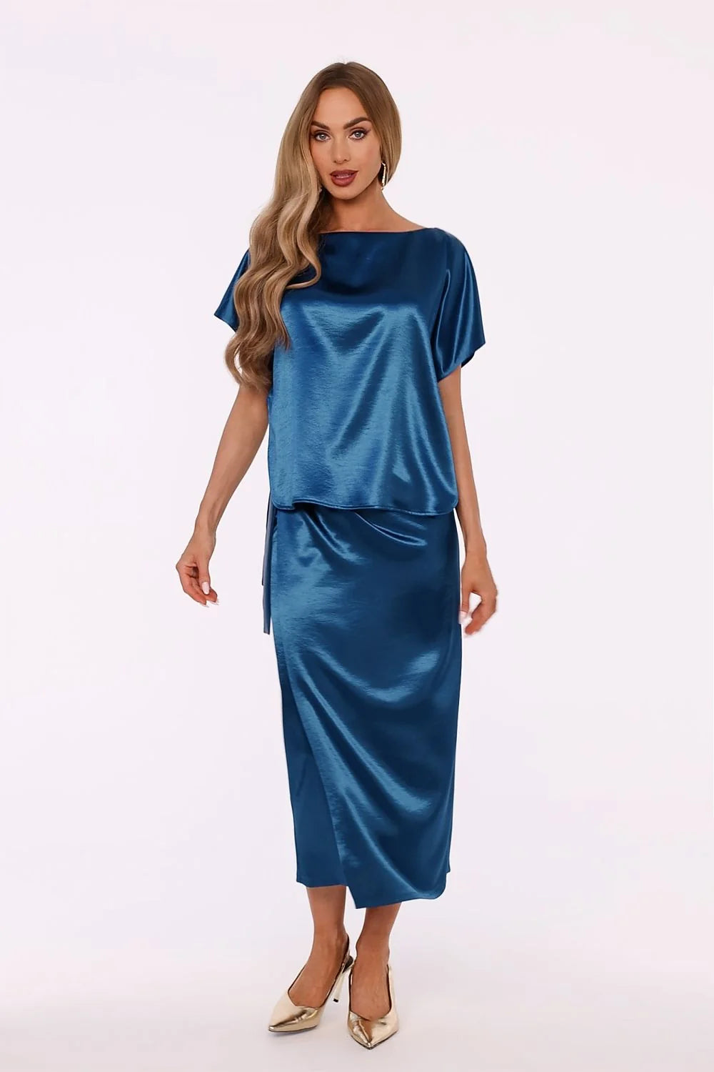 robe midi satin brillant bleu canard drapée soyeuse manches courtes kimono encolure bateau ceinture nouée portefeuille taille marquée fluide élégante