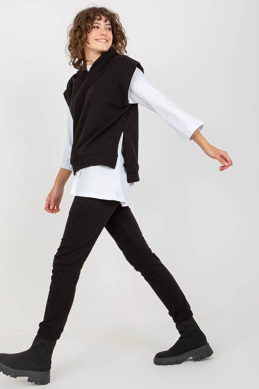 ensemble femme casual athleisure blouse sweat pantalon beige coton polyester confort moderne capuche sans manches coupe relaxed poches elastique molleton