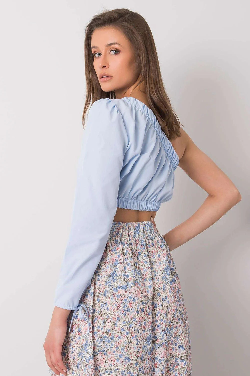 Tenue féminine chemisier asymétrique manche longue crop top jupe portefeuille motif floral bleu rose vert femme
