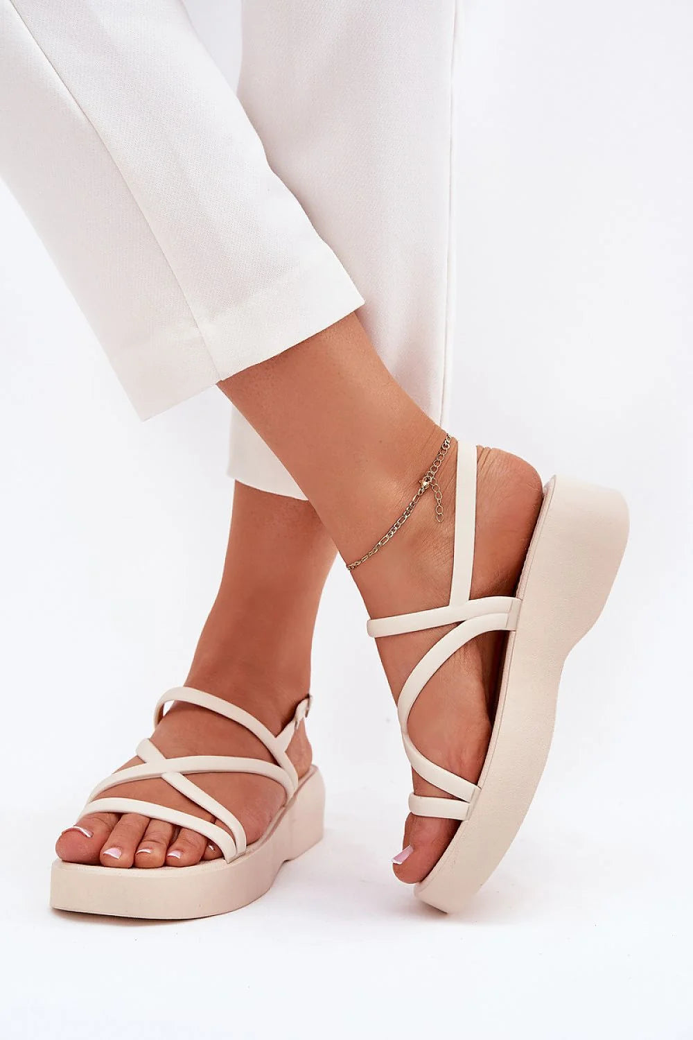 sandales femme minimaliste cuir similicuir beige crème plateforme 3cm lanières fines croisées réglable boucle métal semelle rembourrée bout arrondi