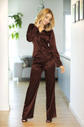 pyjama femme satiné chocolat chemise boutonnée col poitrine manches longues pantalon taille élastique coupe droite galon contrasté finitions soignées confortable