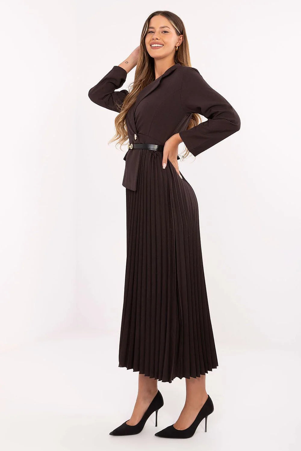 robe maxi évasée plissée fluide viscose polyester marron chocolat col marin bouton bijou manches longues ceinturée taille cintrée élégante sophistiquée