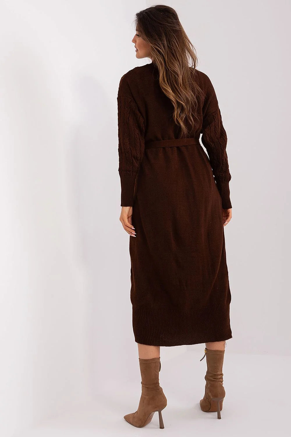 Robe en tricot longue élégante pour femme, marron foncé, col en V, coupe ajustée, bretelles fines, finitions côtelées, idéale pour les occasions décontractées ou semi-formelles