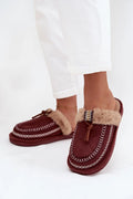 pantoufles mules femme suédine écologique bordeaux fourrure beige broderie subtile pompon chaîne dorée surpiqûres blanches semelle rembourrée extérieure épaisse cocooning