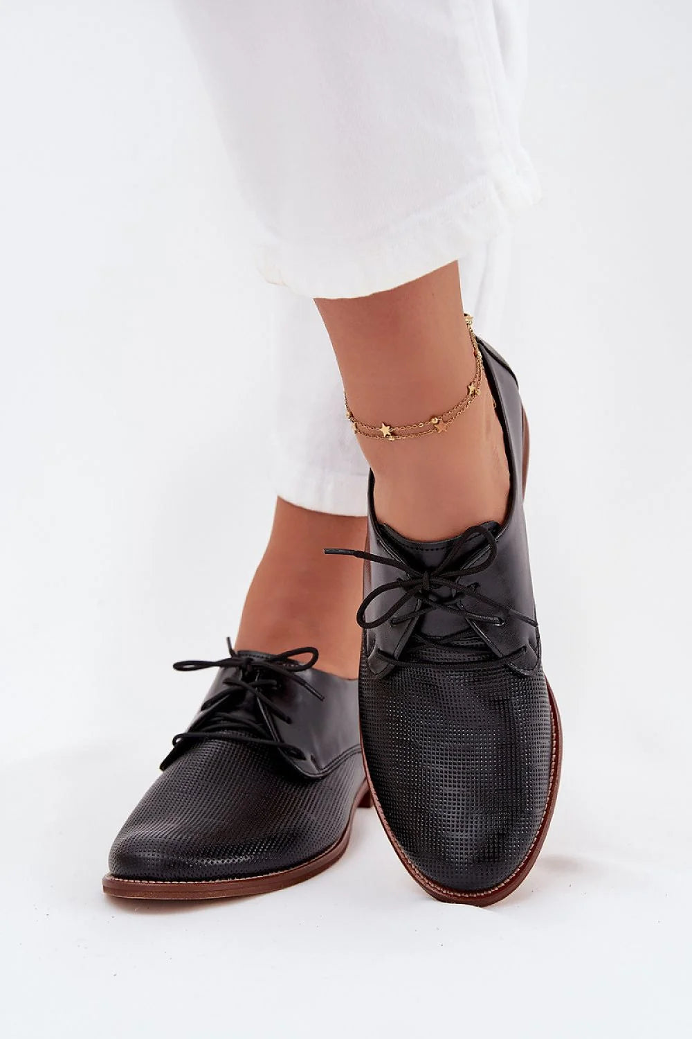 derbies femme cuir noir bout arrondi lacets plats empeigne perforée semelle contrastée marron talon bas coupe ajustée confort élégant intemporel