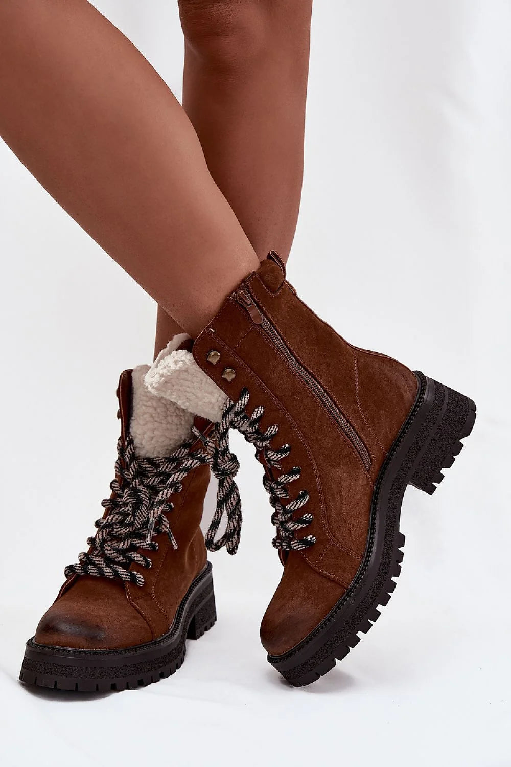 bottines rangers femme daim marron doublure sherpa crème lacets épais noir zip latéral semelle crantée talon bloc œillets adhérence hivernale