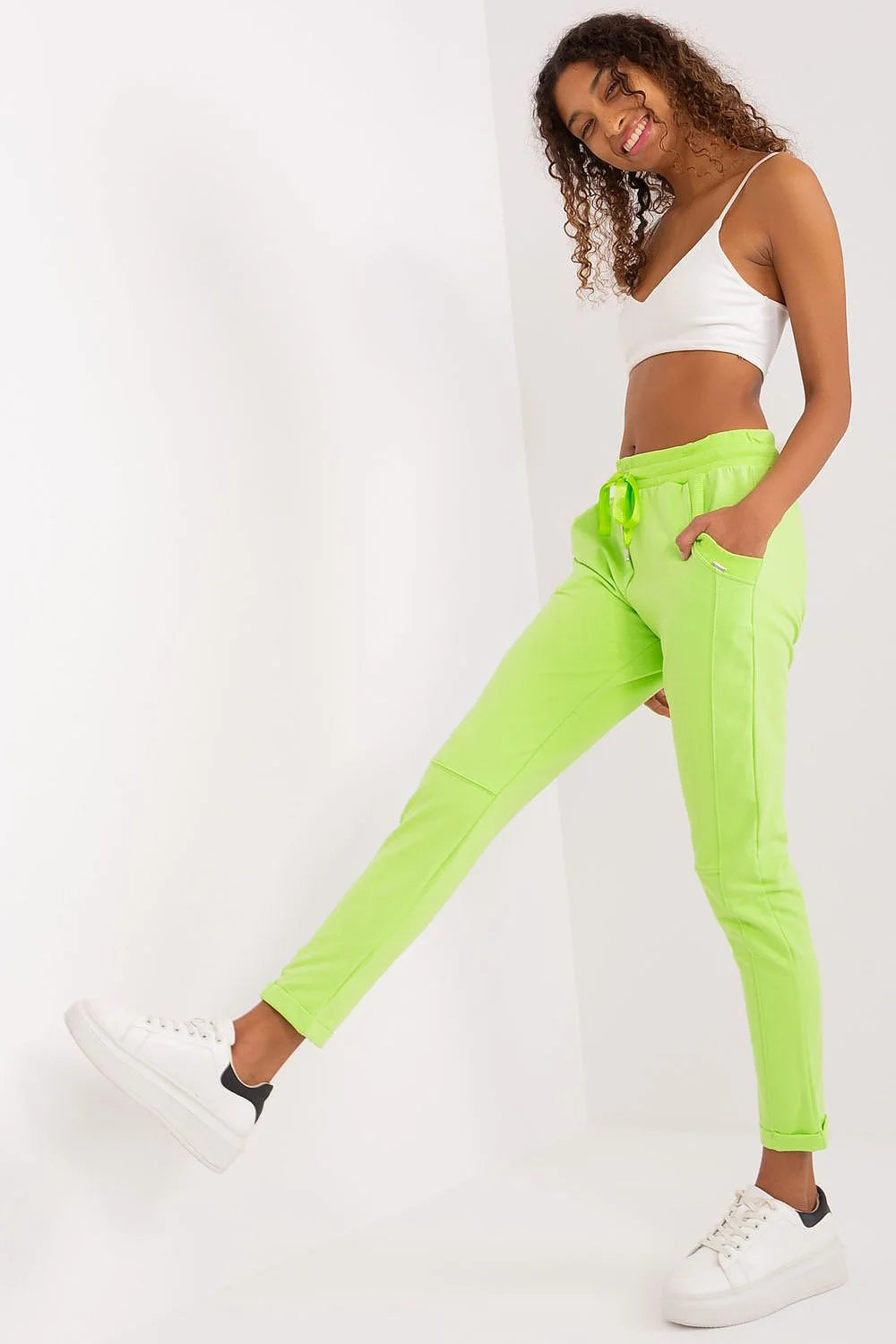 Ensemble sportif femmes crop top blanc joggers vert fluo décontracté confortable polyester coton stretch ajustable