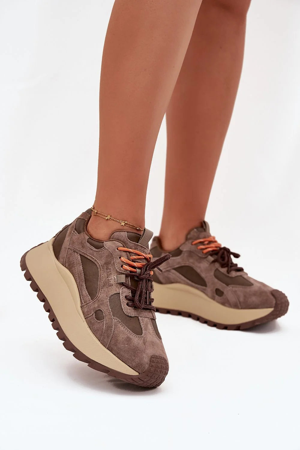 femme sneakers chunky plateforme trekking urbain cuir suédé taupe kaki lacets bicolores semelle crampons beige marron respirante amortissante recyclée rembourrée