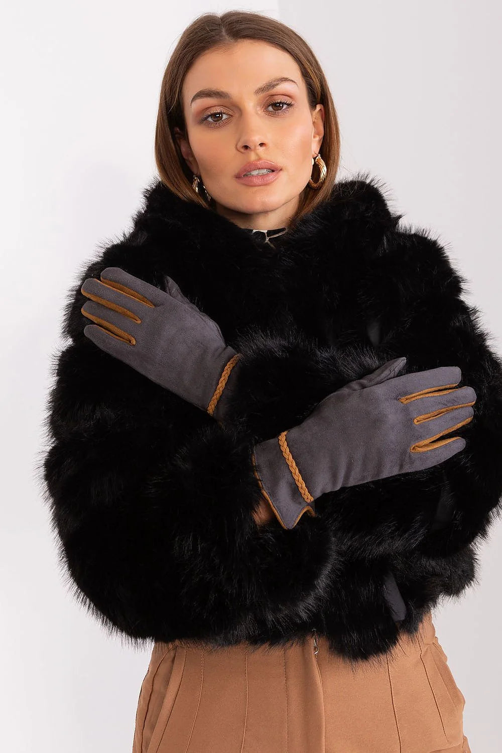 gants suédé gris anthracite femme ajustés poignet tressage marron camel passepoil coutures décoratives doigts tactiles fleur brodée