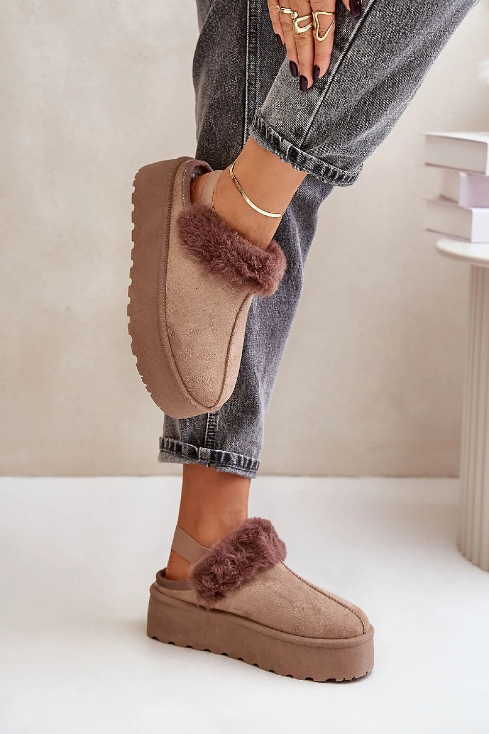 pantoufles mule suédine écologique femme confortables élégantes plateforme 4cm fourrure intérieure isolantes taupe châtain semelle crantée