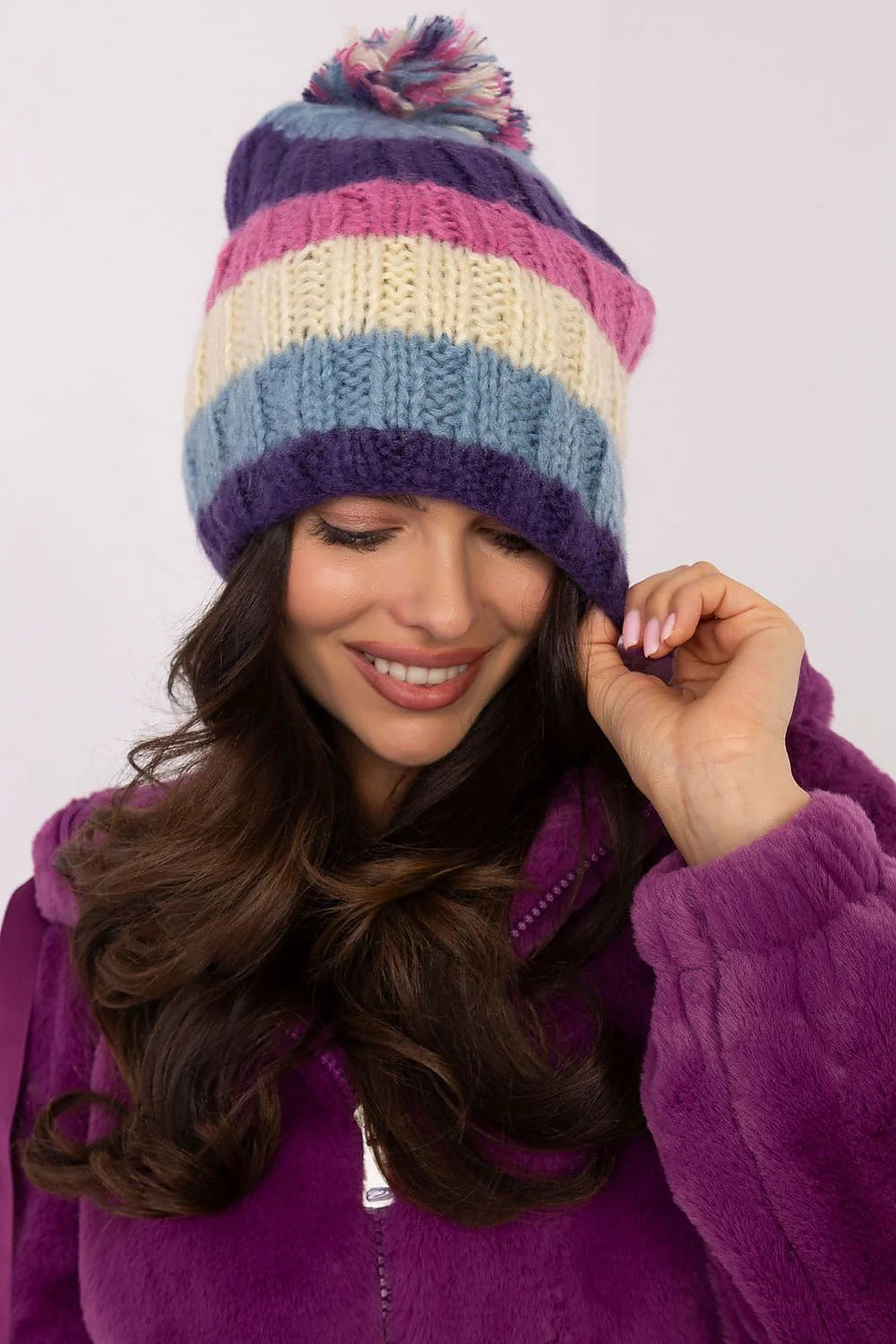 Bonnet d'hiver style moderne rayures colorées violet rose bleu blanc cassé pompon pelucheux élastique ajusté femmes