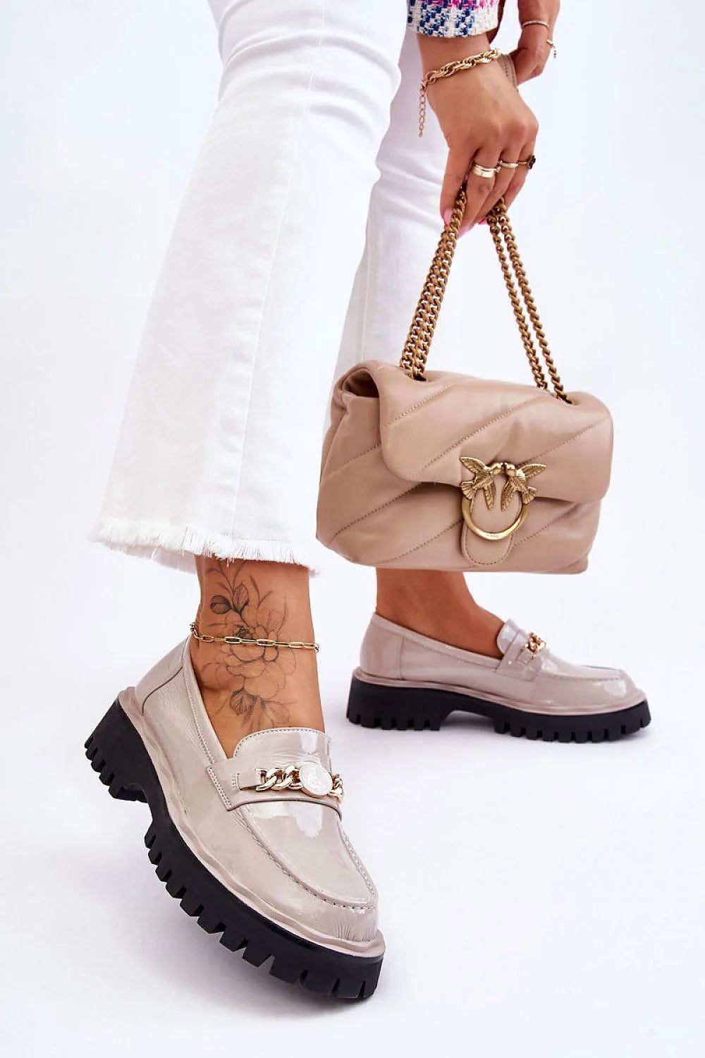 Mocassins pour femme élégants moderne cuir verni beige chaîne dorée semelle épaisse talon légèrement surélevé confortable occasionnels décontractés élégants