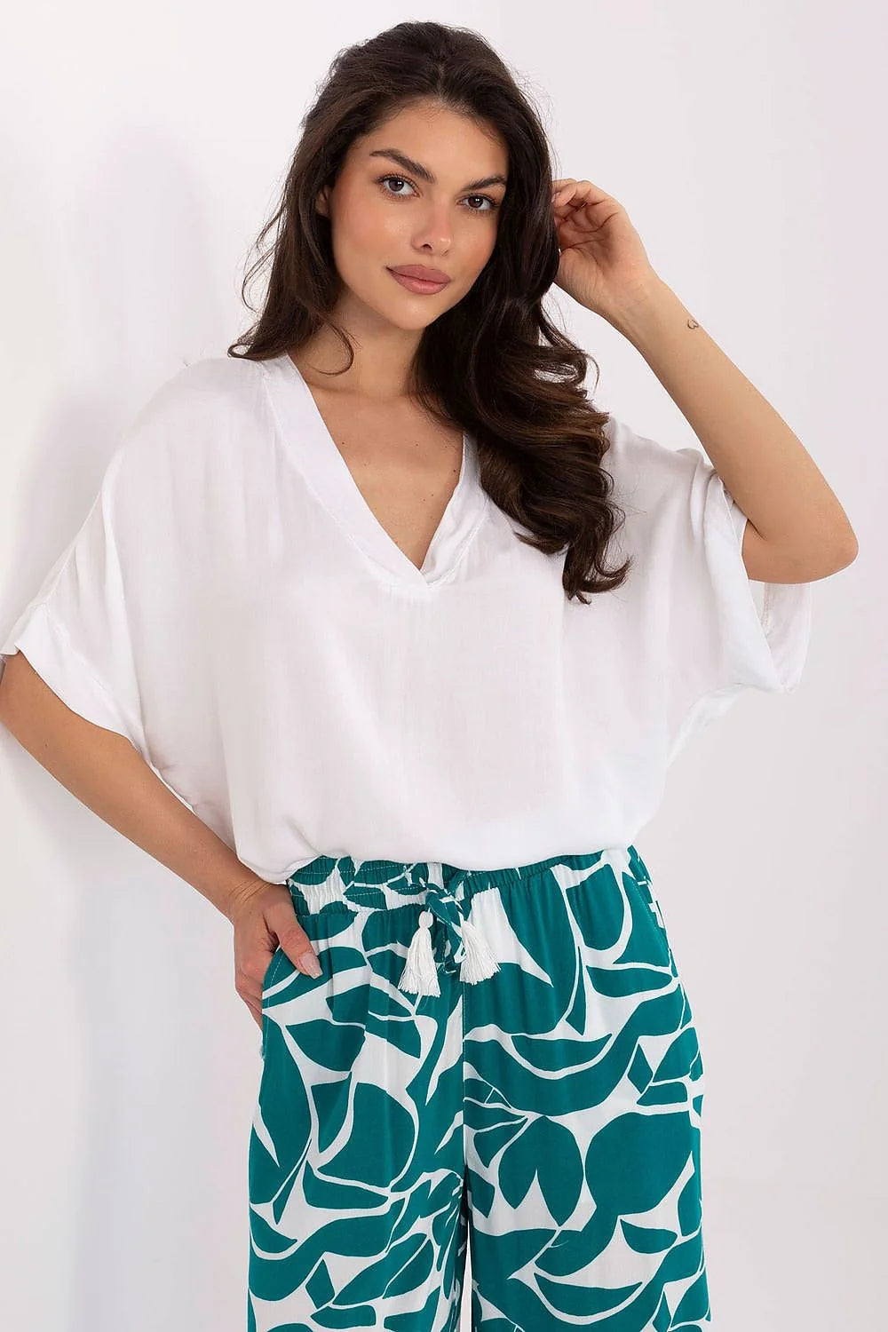 Chemisier Och Bella en viscose, style casual chic, blanc pur, manches courtes larges, encolure en V, look summer élégant, pantalon turquoise