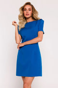 robe moderne élégante synthétique fabriquée pologne coupe droite structurée col bateau manches courtes mini longueur genou bleu royal
