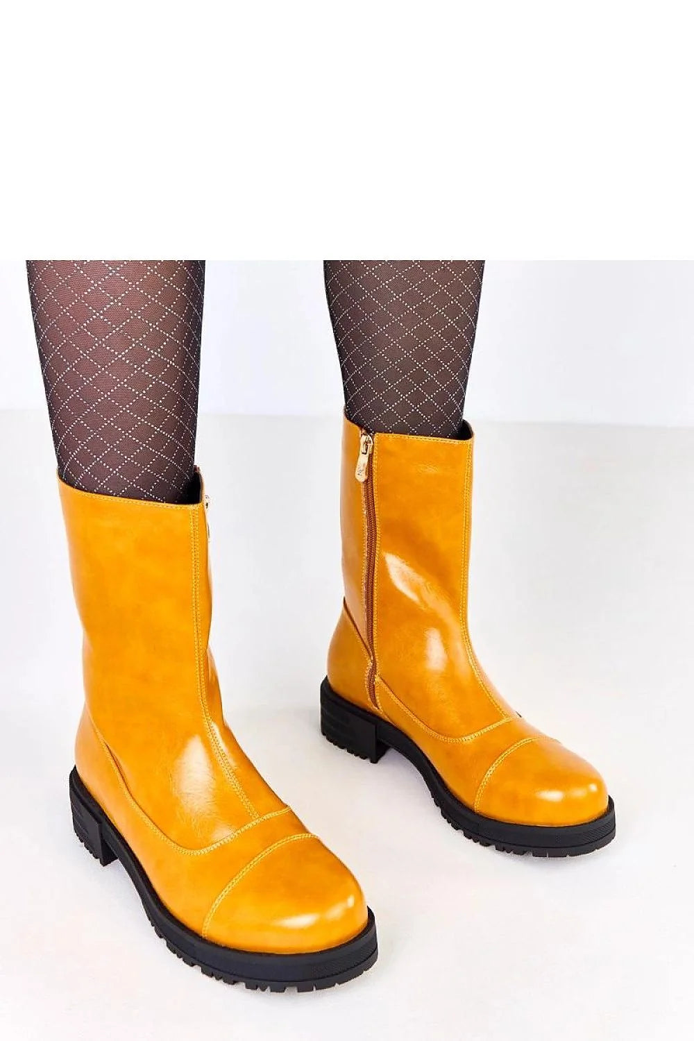 bottines jaune moutarde verni simili cuir bout rond doublure chaude fermeture éclair latérale semelle plateforme crantée talon bloc