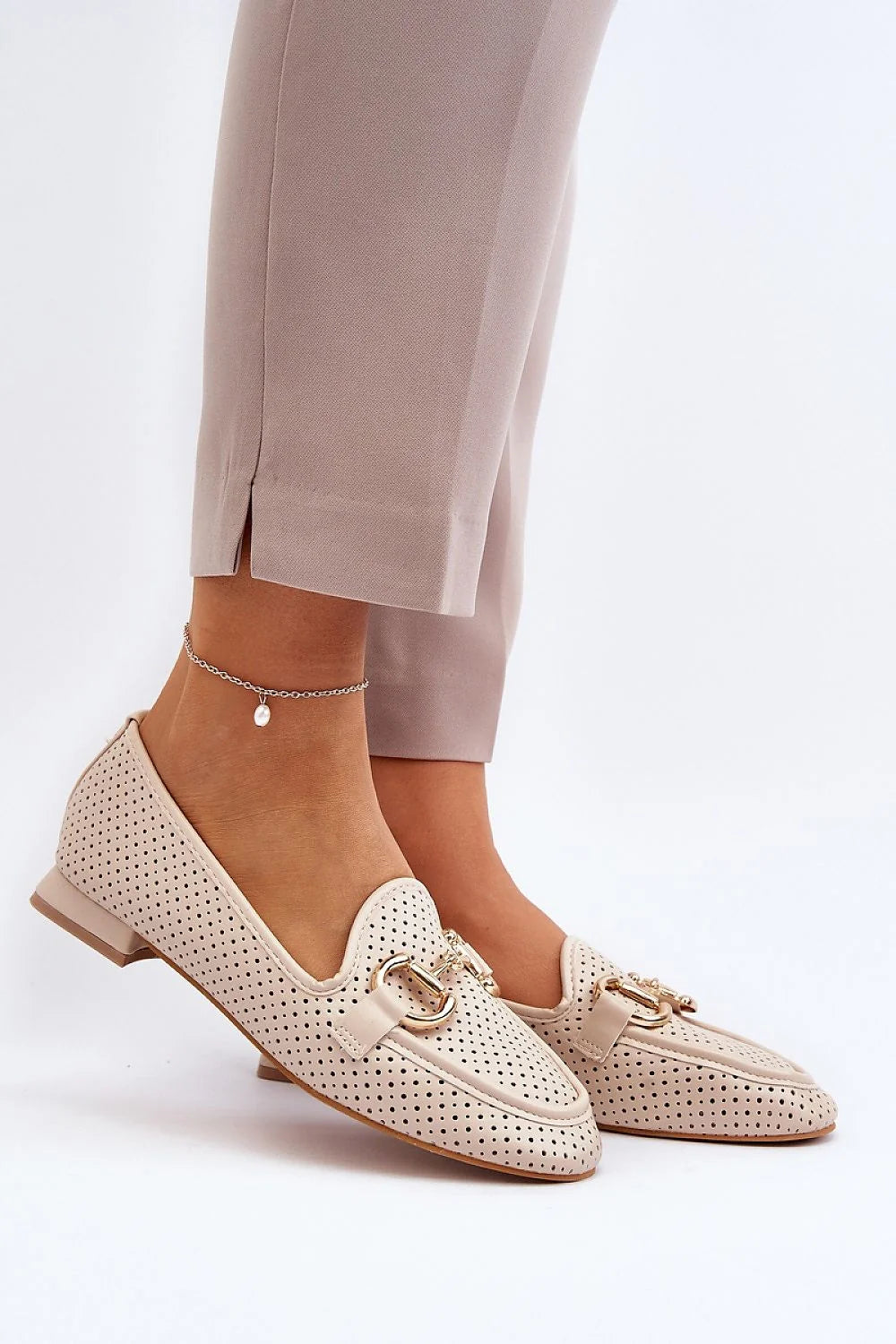 Moccasins élégants pour femme en cuir artificiel, style moderne, talon plat, perforations, beige clair, confort tout jour, look intemporel, mode urbaine