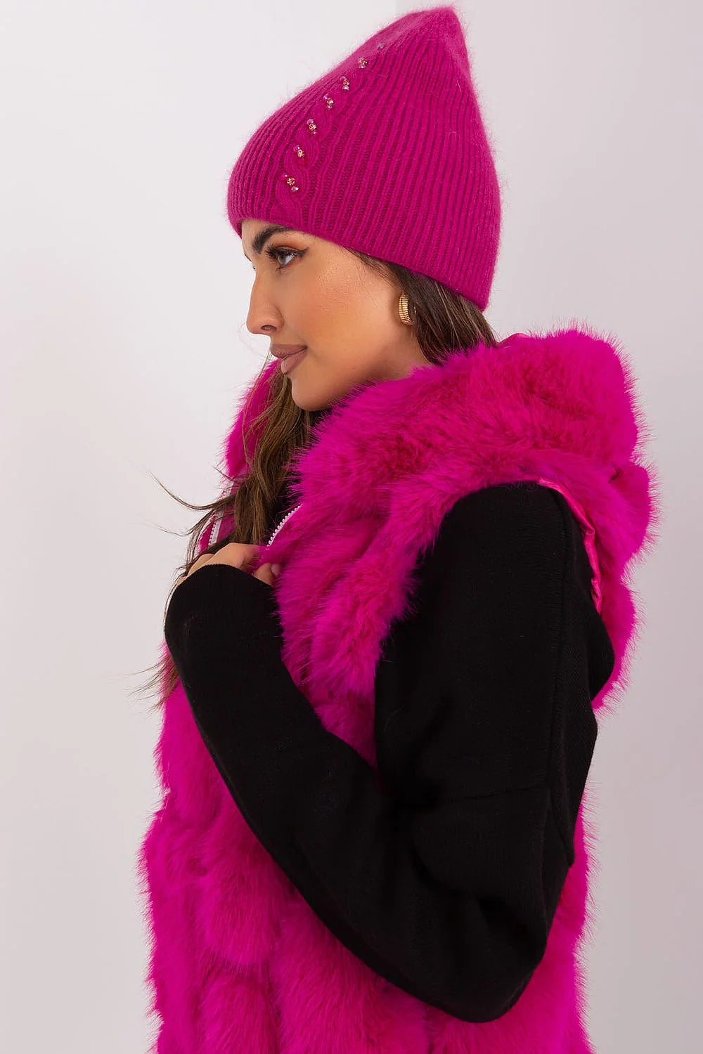 Bonnet et gilet en tricot rose vif pour femme, style audacieux et confortable, matières luxueuses et détails brillants