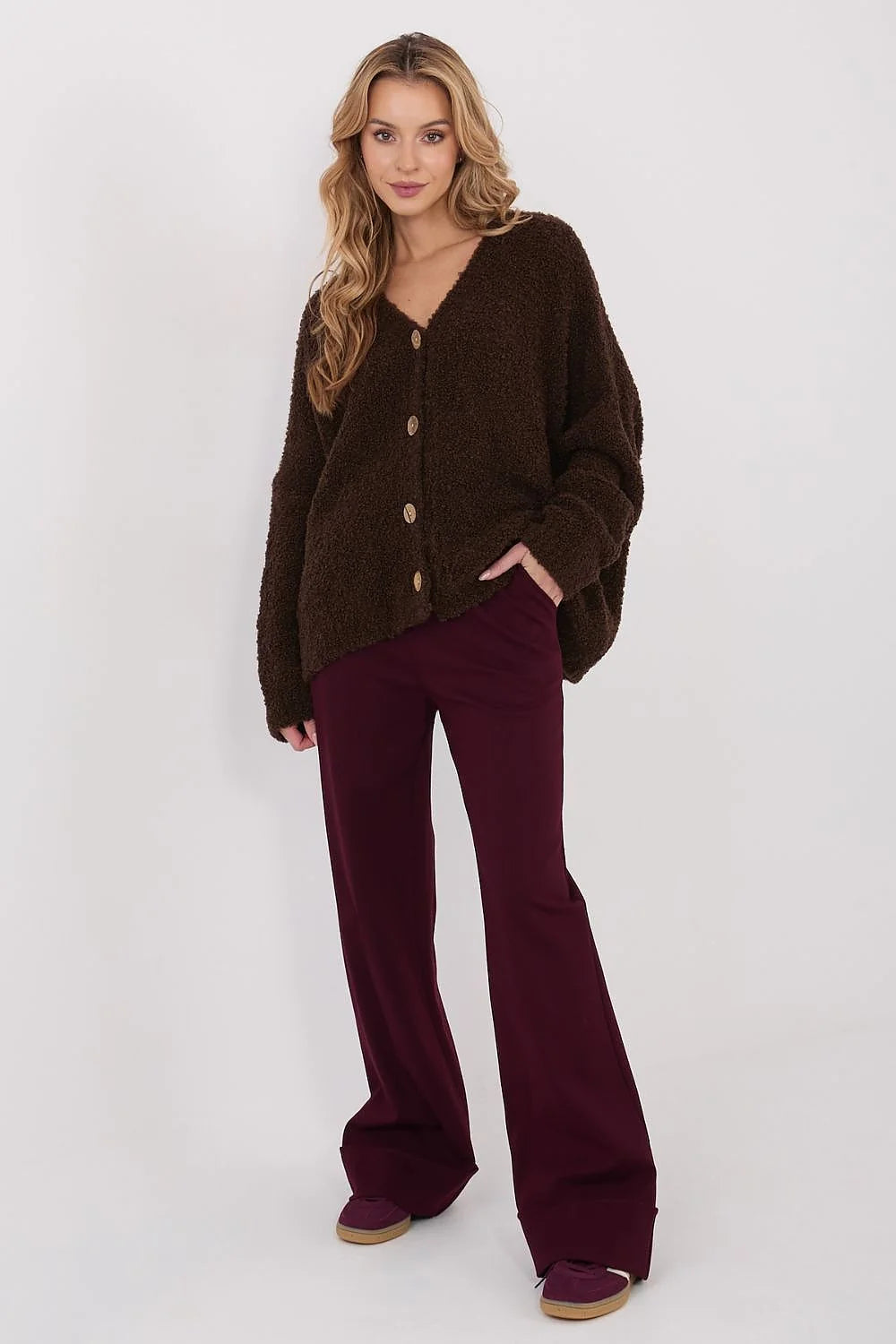 cardigan femme oversize teddy sherpa marron foncé pelucheux dense coupe ample manches longues épaules tombantes encolure ronde poches latérales discrètes