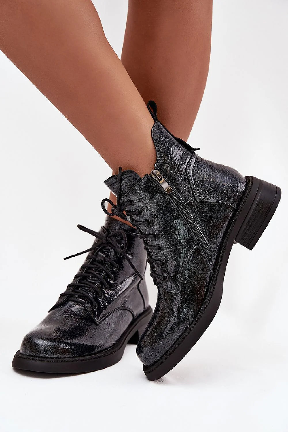 bottines femme cuir verni noir effet froissé montantes cheville lacets fermeture zippée tirant talon bloc bas semelle crantée doublure chaude