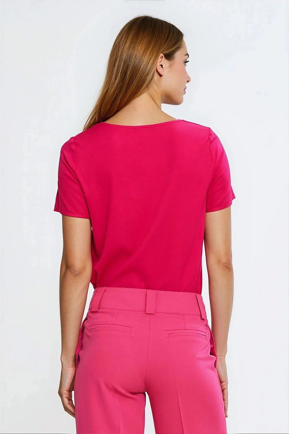 chemisier viscose douce respirante coupe régulière tombé élégant col bateau manches courtes lisière subtile fuchsia vif minimaliste basique polyvalent intemporel