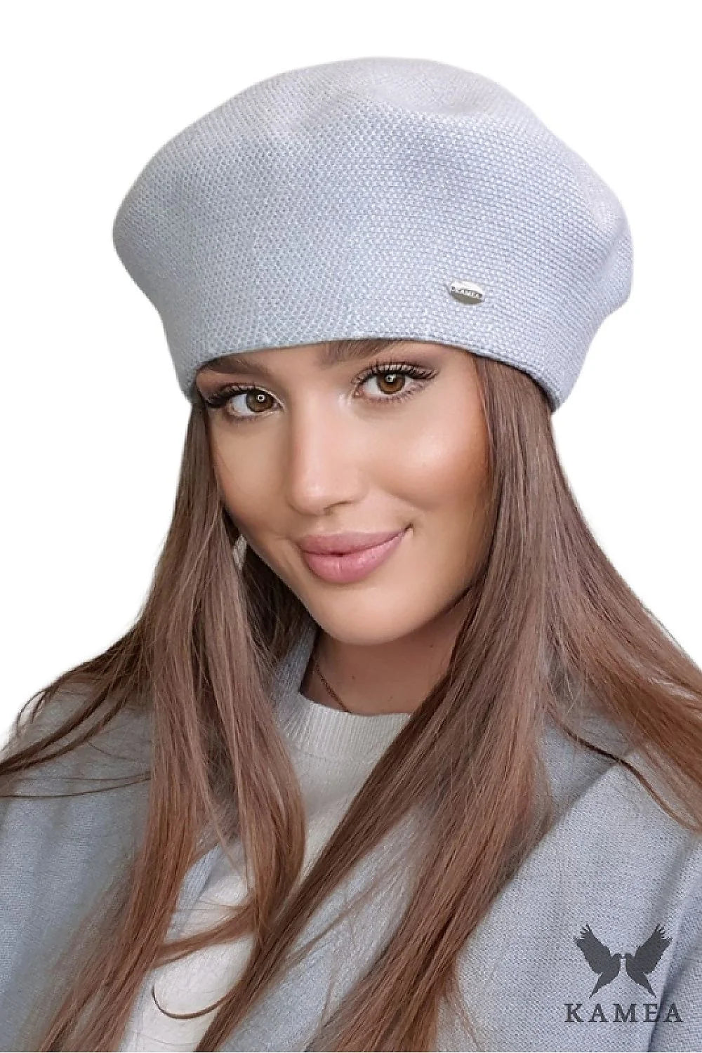 Béret féminin élégant en tricot gris clair, design intemporel, ajustement parfait, logo métallique, accessoire mode femme