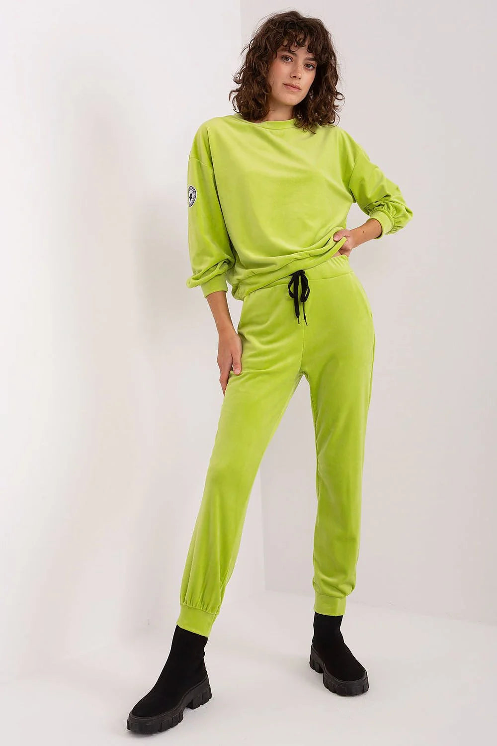 ensemble Italy Moda velours vert lime femme sweat oversize écusson manche pantalon jogger fuselé taille élastiquée cordon noir chevilles côtelées
