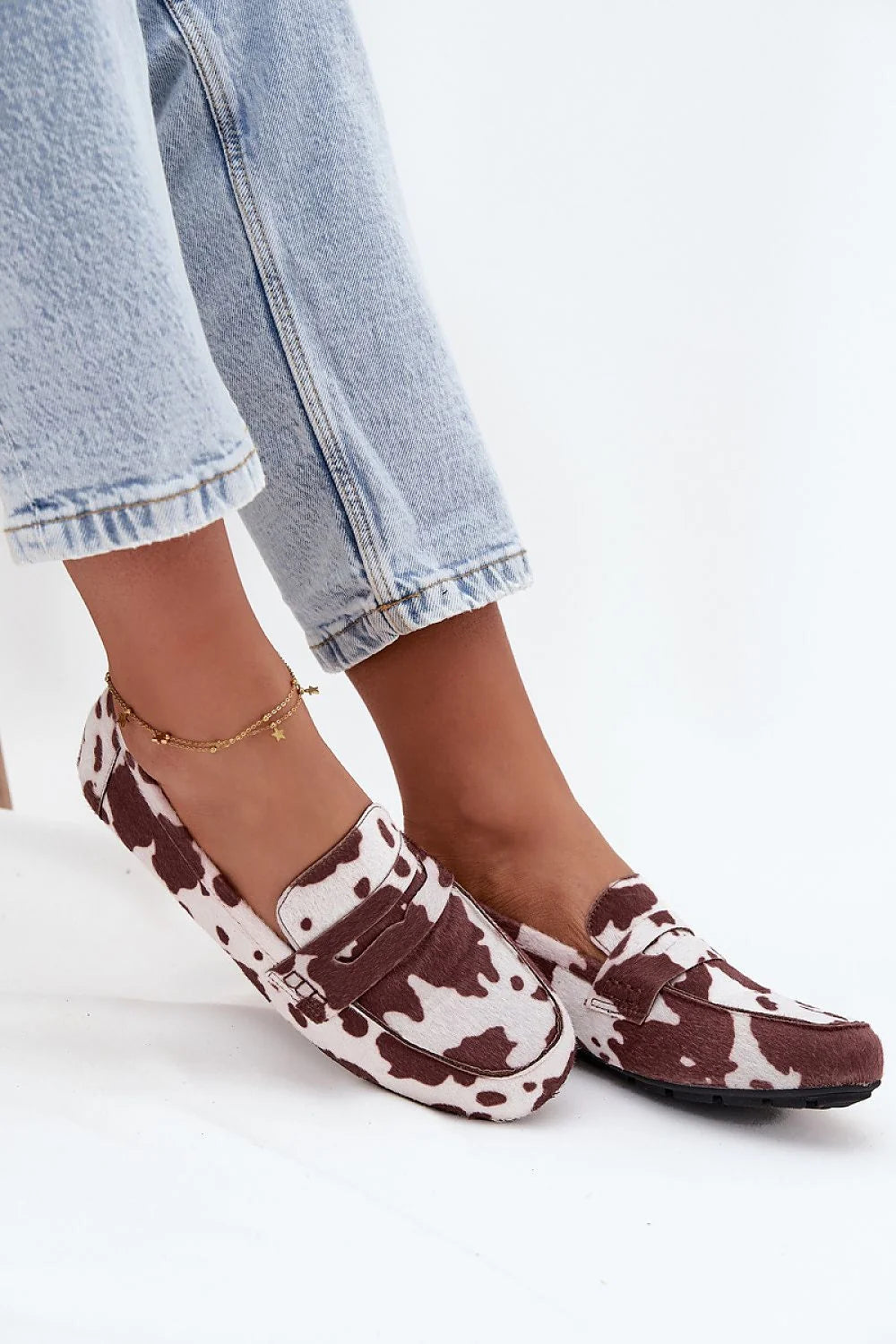 mocassins loafers femme enfilables penny imprimé tacheté vache marron écru poils bride décorative bout carré semelle caoutchouc antidérapante confort jean