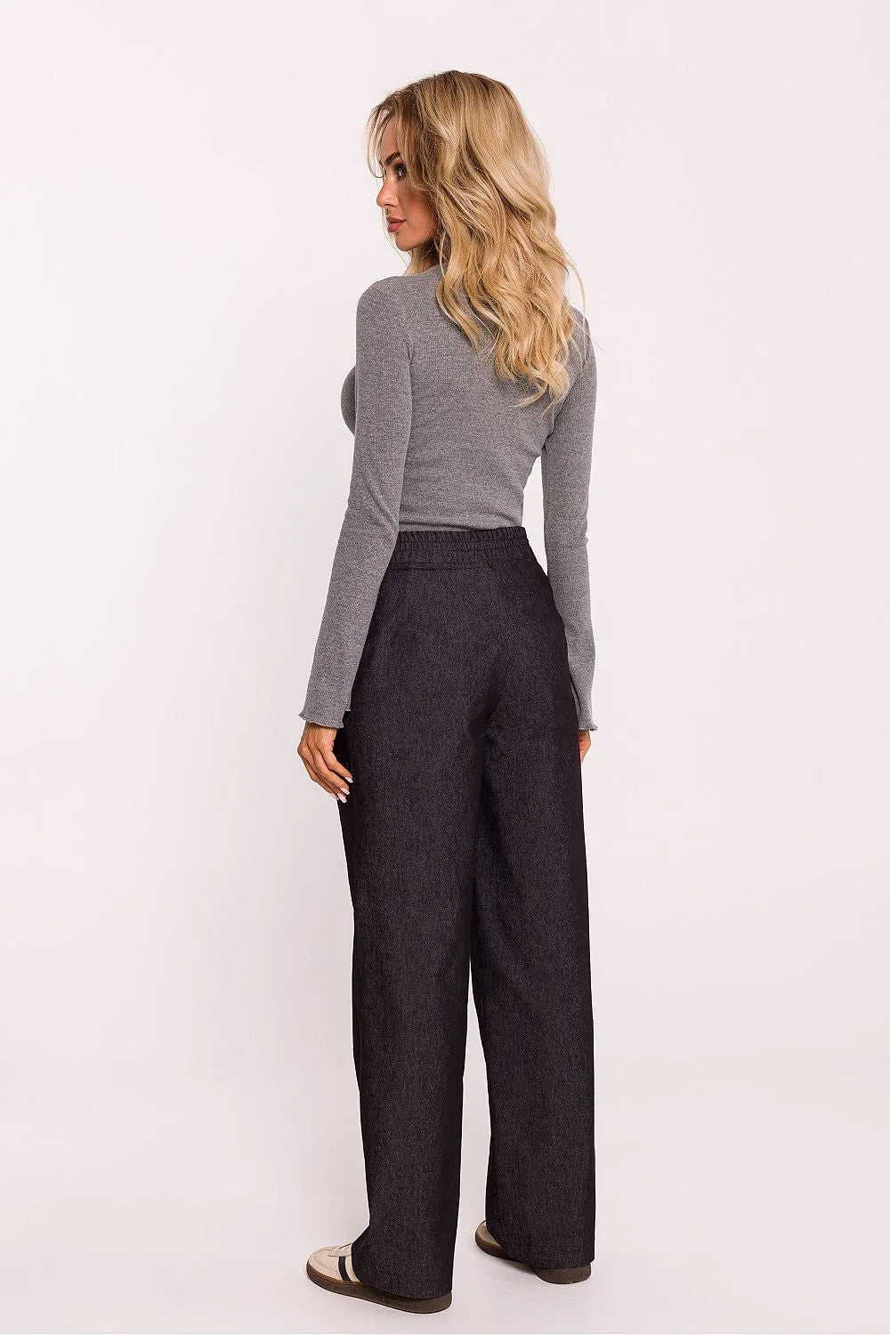 Tenue femme deux pièces haut ajusté en tricot fin gris pantalon ample en denim noir