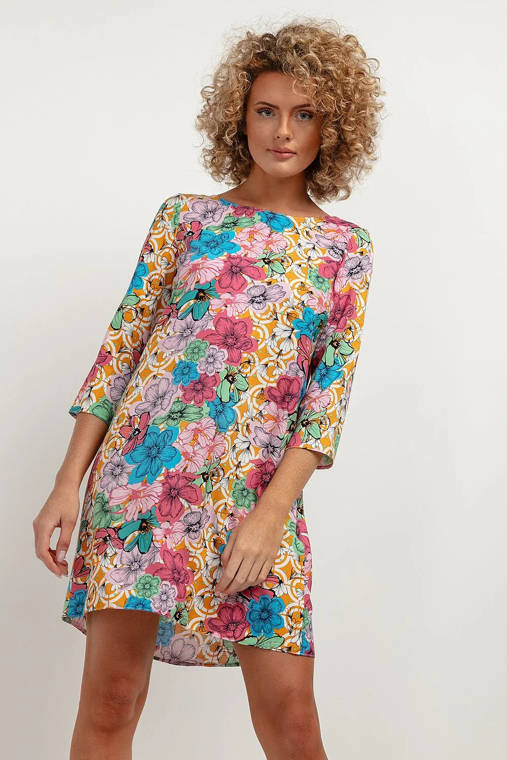 robe femme courte imprimé floral multicolore fond moutarde manches trois quarts col bateau coupe droite trapèze viscose fluide motif turquoise