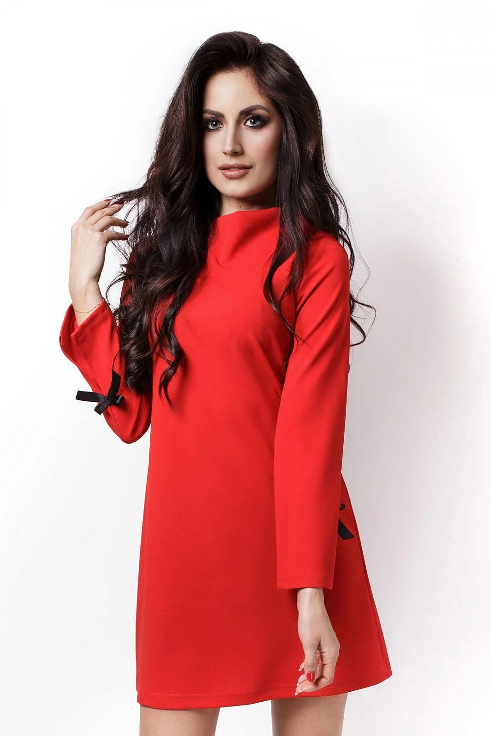 Robe de soirée longue en satin rouge vif col montant élégant femme gala chic