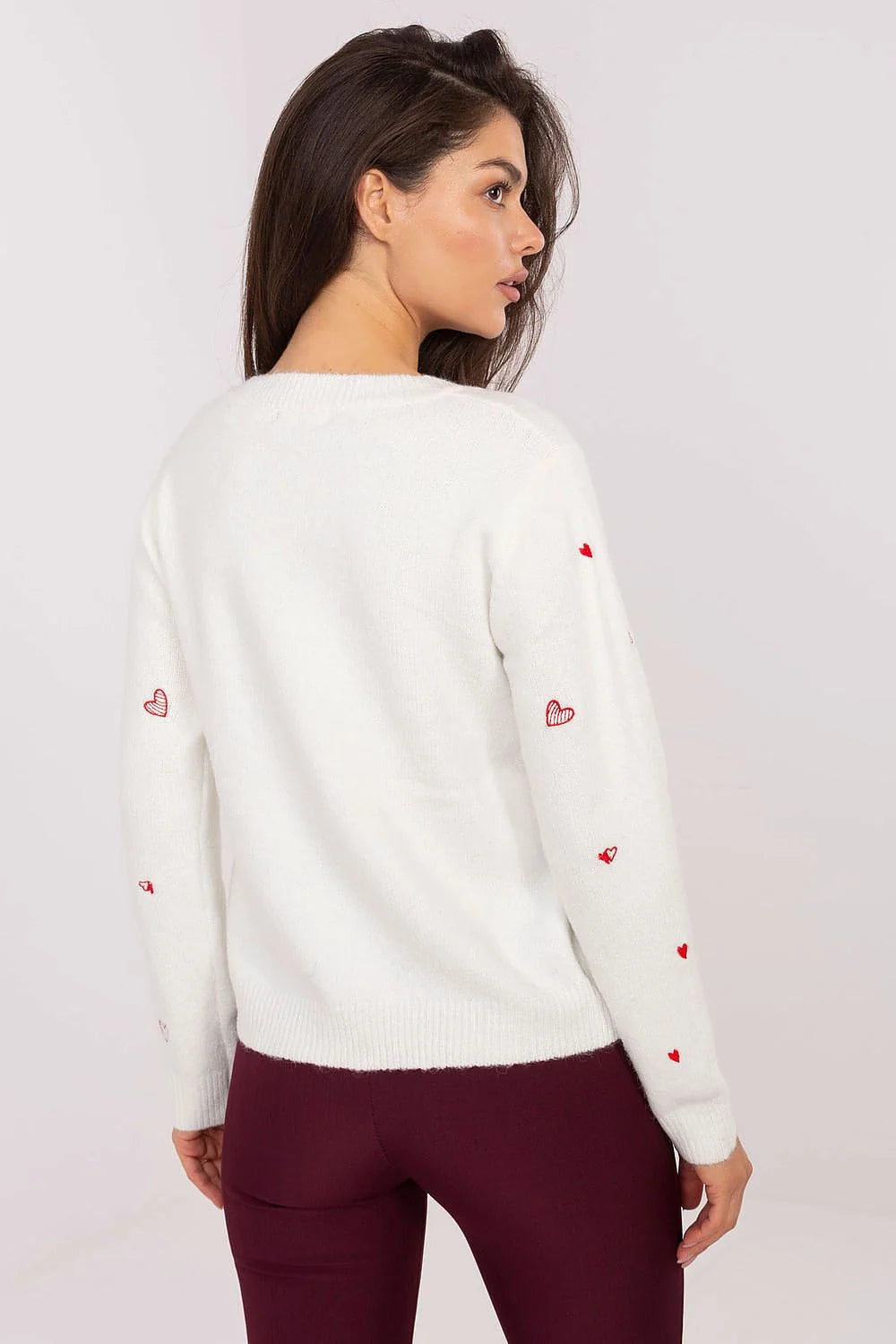 gilet cardigan femme maille douce blanche coupe droite longueur hanches manches longues fermeture boutonnée boutons recouverts motif cœurs rouges brodés