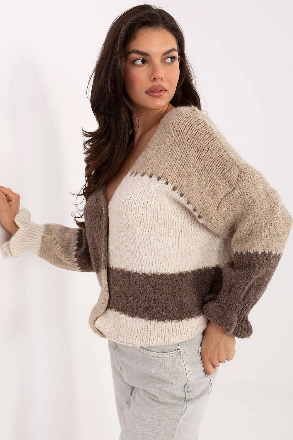 cardigan femme maille épaisse duveteuse rayures beige crème coupe courte cocooning manches bouffantes poignets côtelés boutons dorés décolleté V superposable