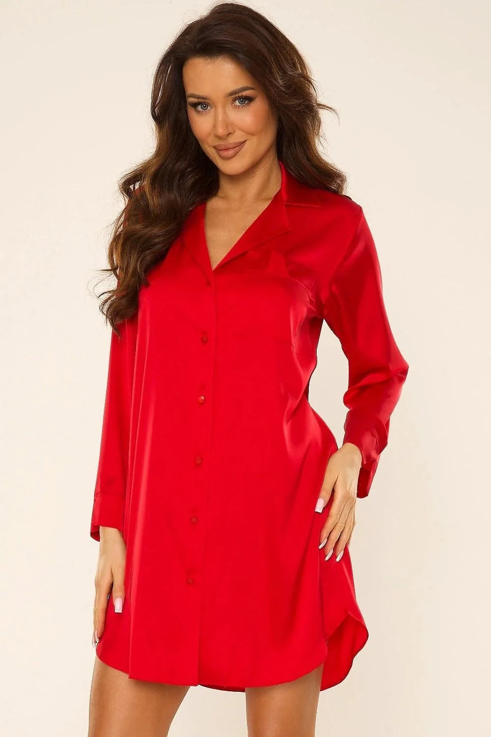 Chemise de nuit élégante rouge vif en satin manches longues coupe ample femme