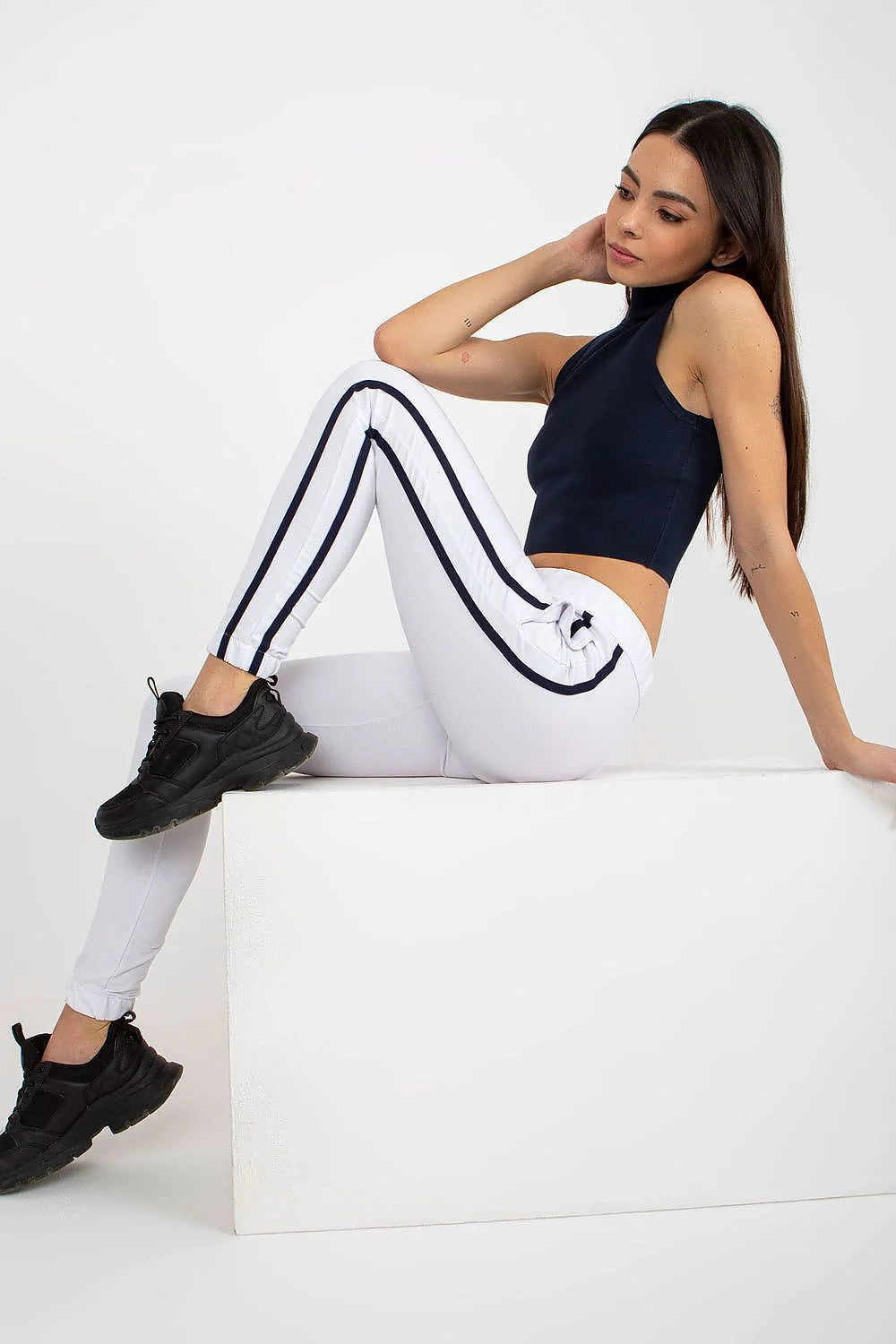 Tenue survêtement femme crop top blanc pantalon jogger bandes noires sport-chic confortable