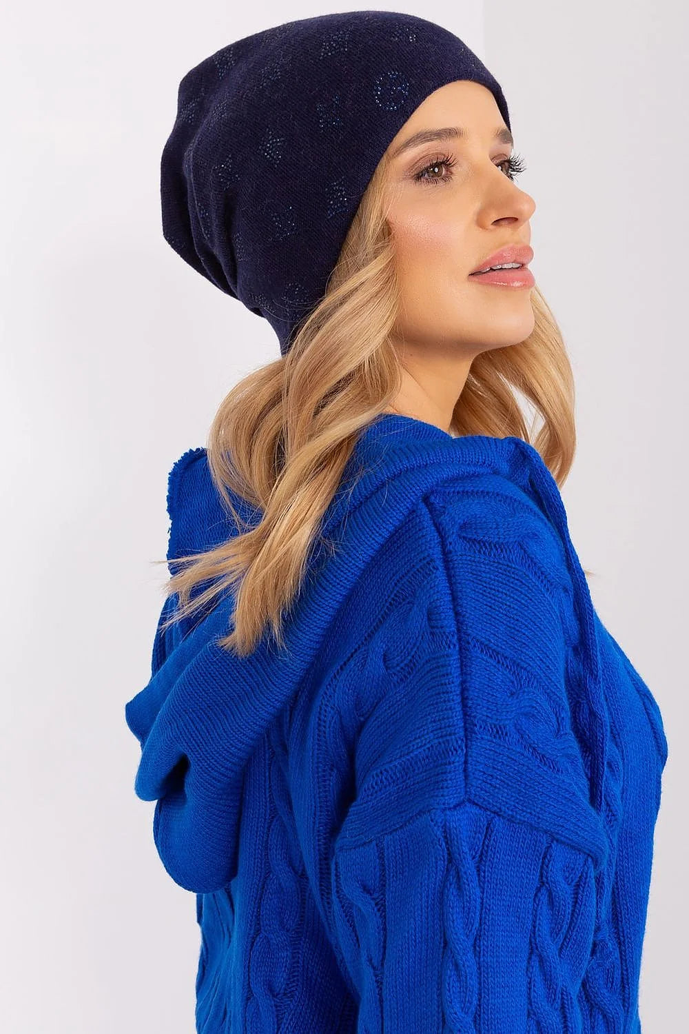 Bonnet et cardigan pour femme en laine acrylique bleu marine et électrique motifs brillants style moderne chic hiver automne