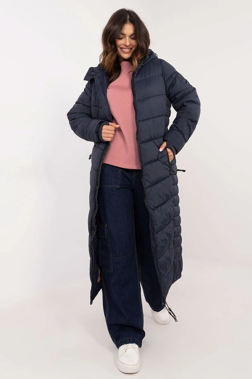 Veste longue pour femme en polyester rembourrée couleur bleu marine design sportif coupe droite avec capuche et poches latérales zippées