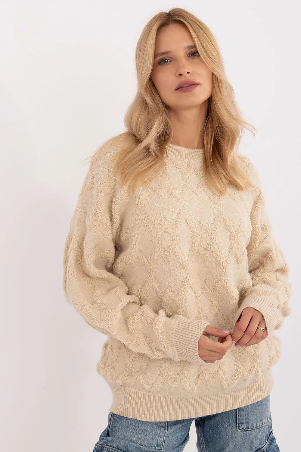 pull femme élégant casual maille tricot motif losange beige oversize col rond manches longues épaules tombantes