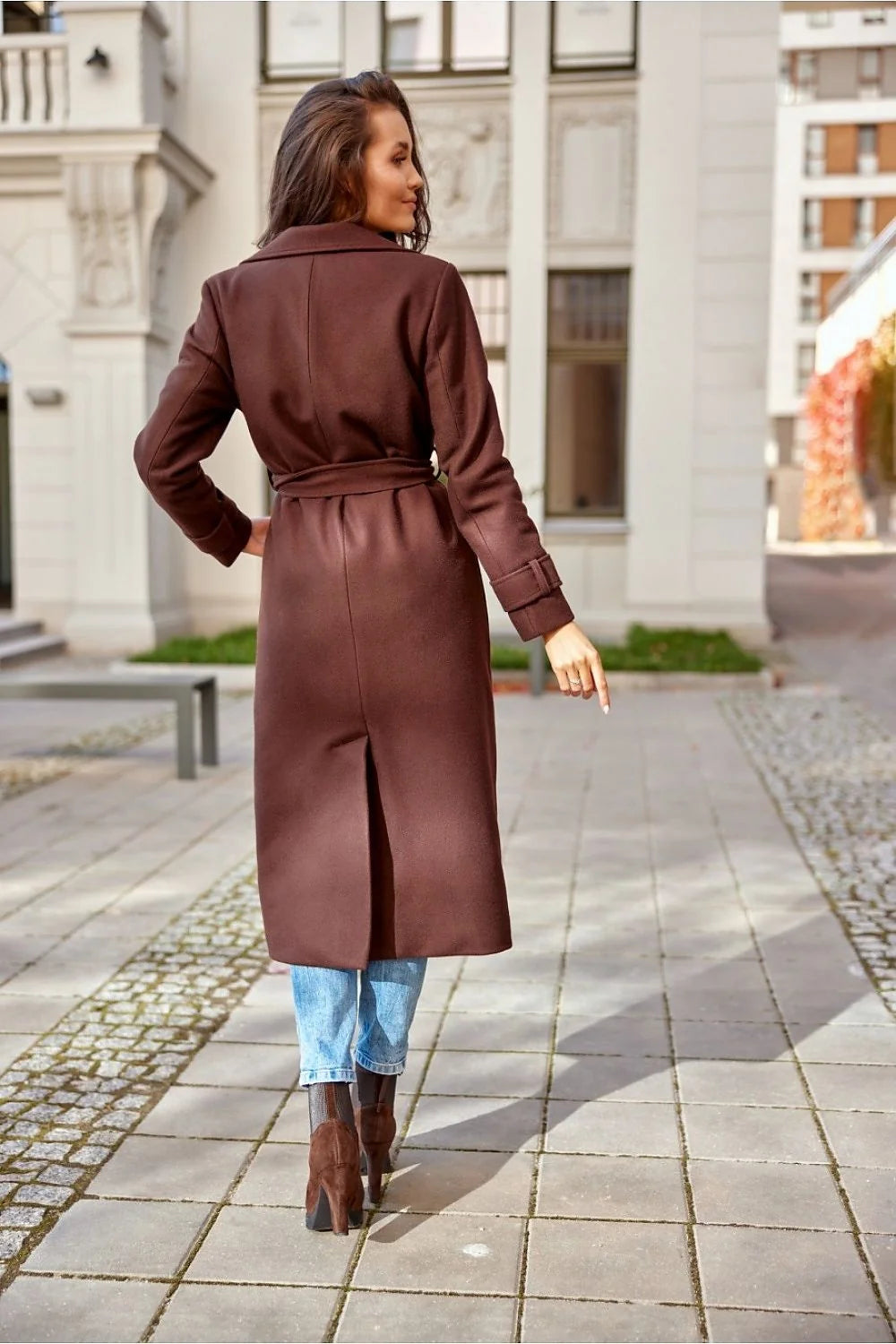 Manteau long élégant pour femmes en laine marron foncé, coupe intemporelle avec ceinture ajustable et col à revers large